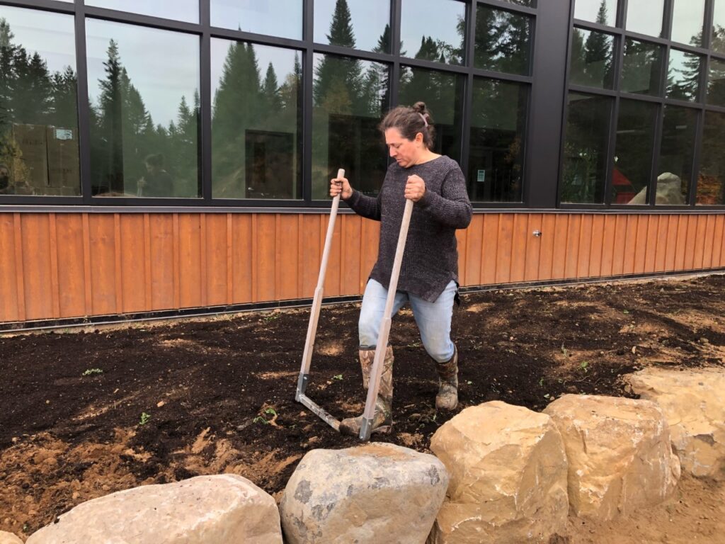 Guylaine incorpore les amendements ajoutés — biochar, compost marin et algues granulaires — au moyen d’une grelinette. Cet outil permet d’ameublir le sol sans le retourner ce qui réduit considérablement les conséquences négatives de la culture sur l’écosystème des sols.